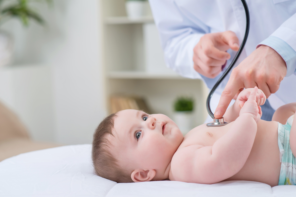 Bebe examinado por médico puericultura