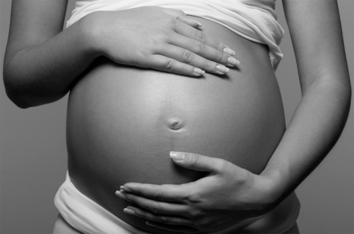 Gestante com as mãos na barriga